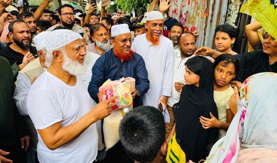 বন্যাদুর্গত সাতকানিয়ার মানুষের পাশে জামাতের আমির ডা. শফিকুর রহমান