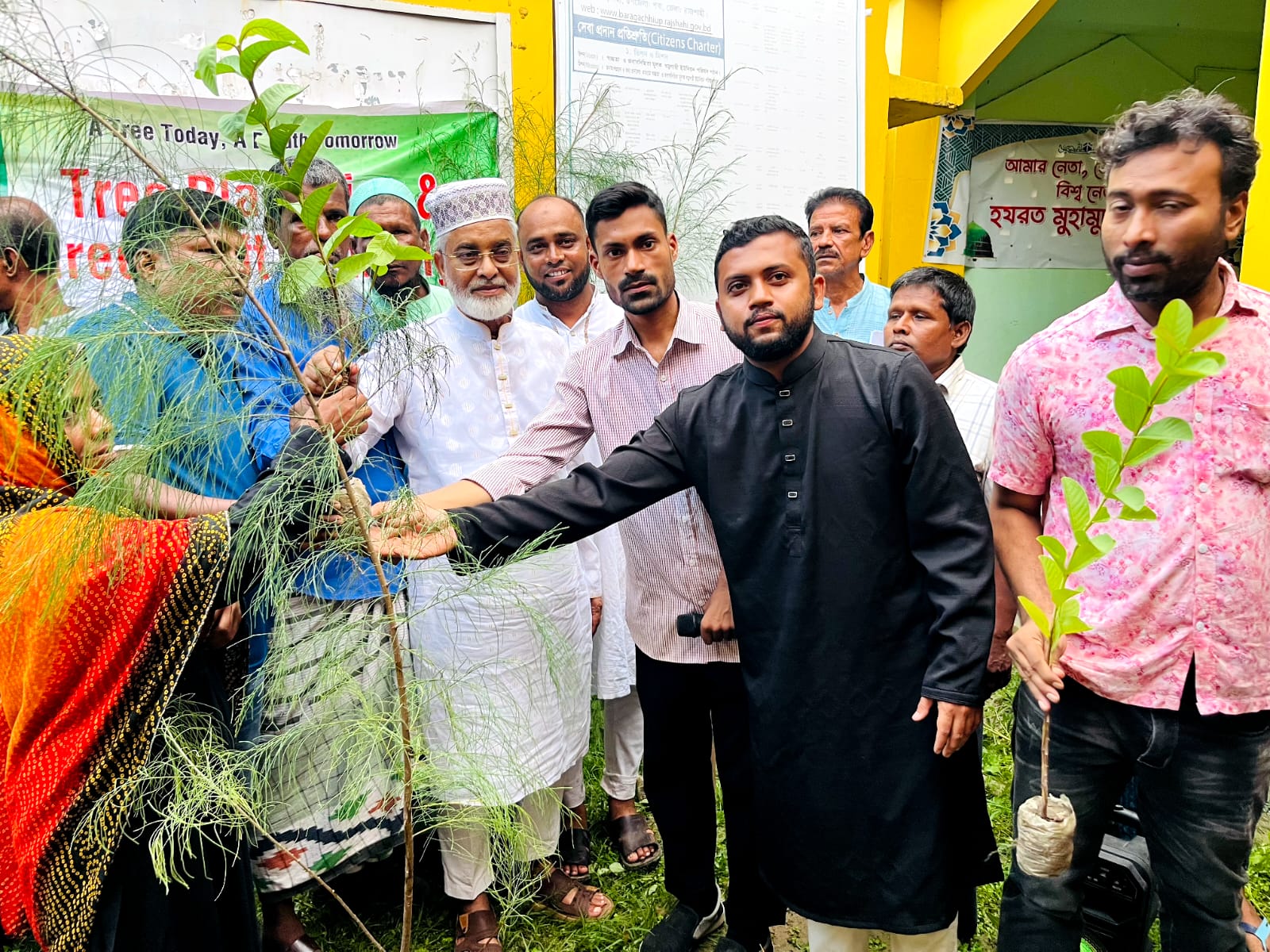 বৃক্ষরোপণের পর প্রত্যন্ত গ্রামের নারীদের হাতে গাছের চারা তুলে দিল ব্রাইট লাইফ ভলান্টিয়ার্স