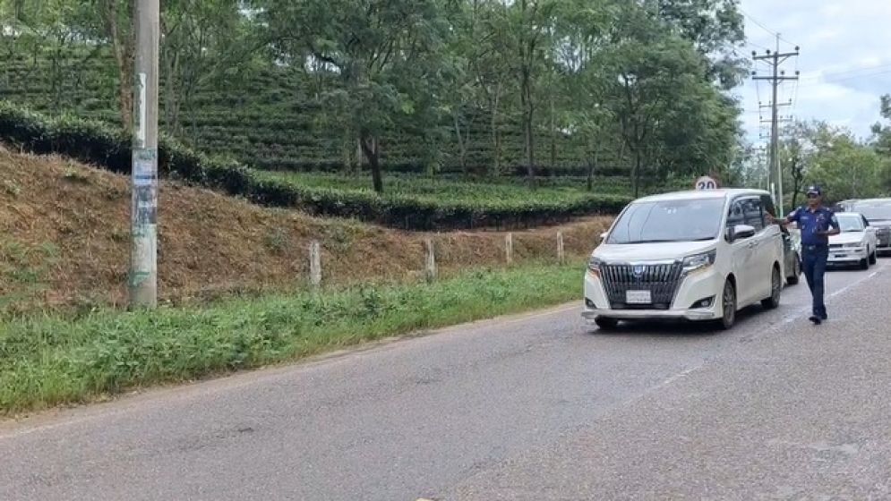 ব্যারিকেড পেরিয়ে হবিগঞ্জের পথে এনসিপির নেতারা