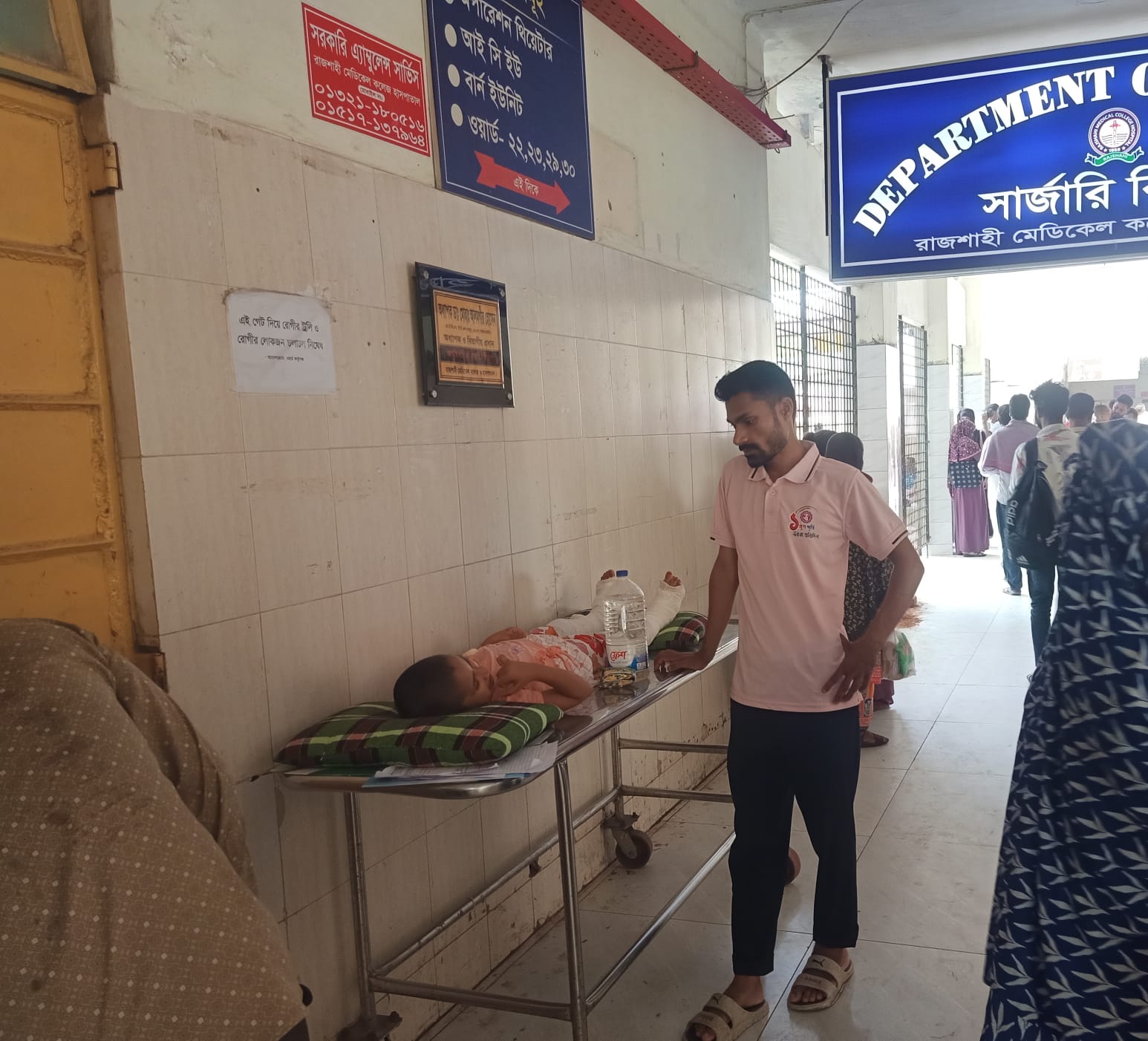 রাজশাহীতে ট্রাকচাপায় আহত সাংবাদিকের মা ও বাবাসহ পরিবারের ৫ সদস্য প্রাণশঙ্কায়
