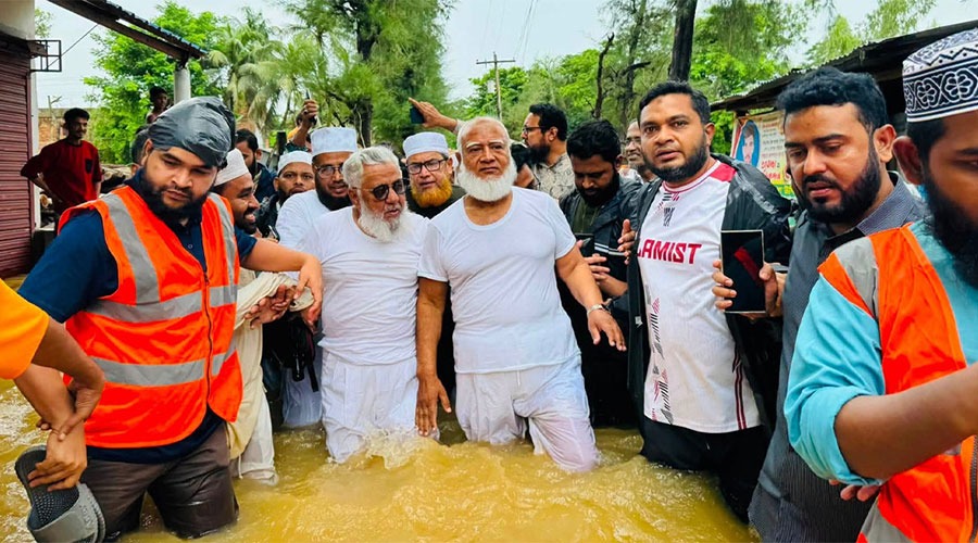 চট্টগ্রামে বন্যা দুভোর্গ পাশে দাঁড়ালেন জামায়াত আমির