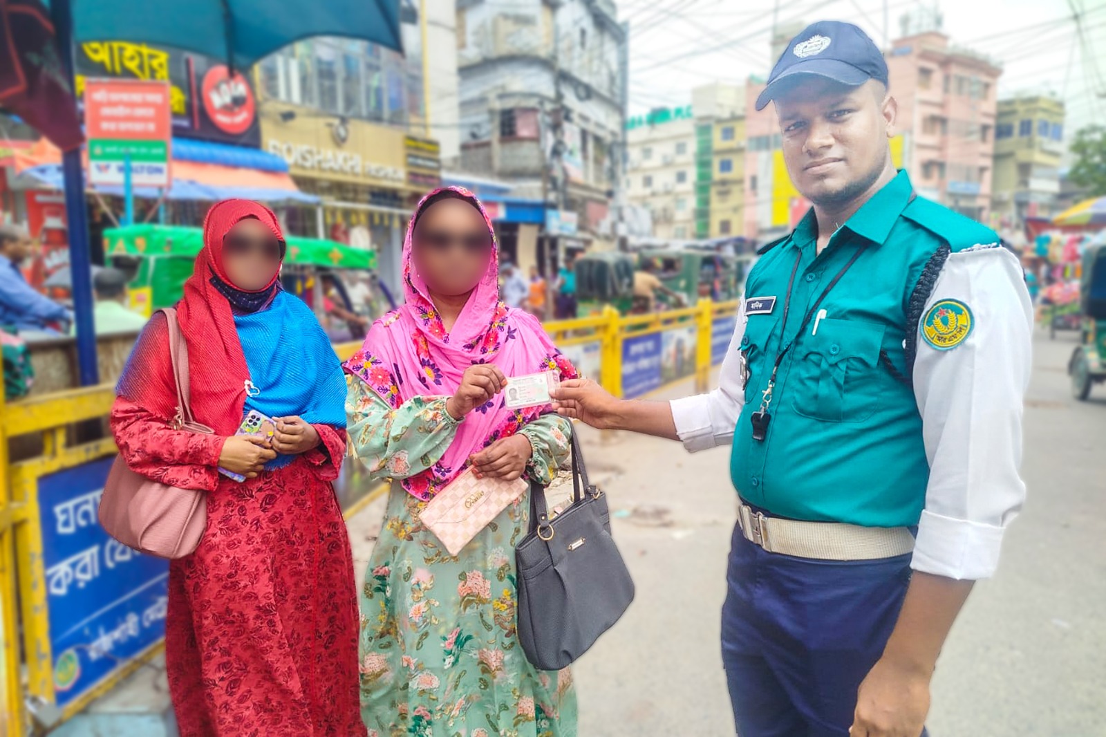 সততার অনন্য দৃষ্টান্ত: কুড়িয়ে পাওয়া টাকার ব্যাগ মালিককে ফিরিয়ে দিলেন আরএমপি কনস্টেবল